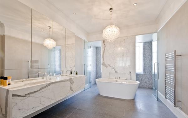 Hornton Street, Kensington W8 Giá: 8,75 triệu USD Phòng tắm được ốp đá trắng, khiến nó vừa mang vẻ hiện đại vừa mang sự nhẹ nhàng yên bình.